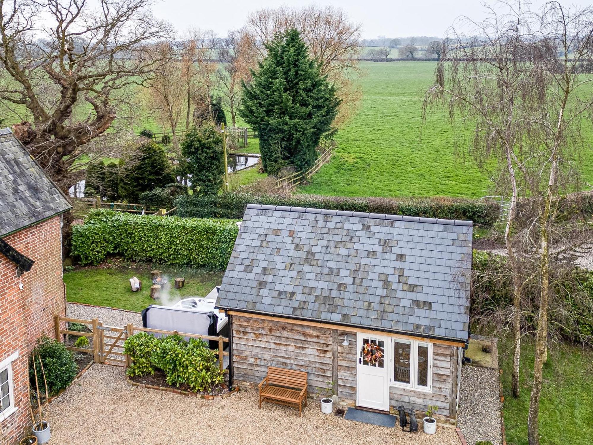 Oak Tree Hideaway Villa Whitchurch  Exterior foto